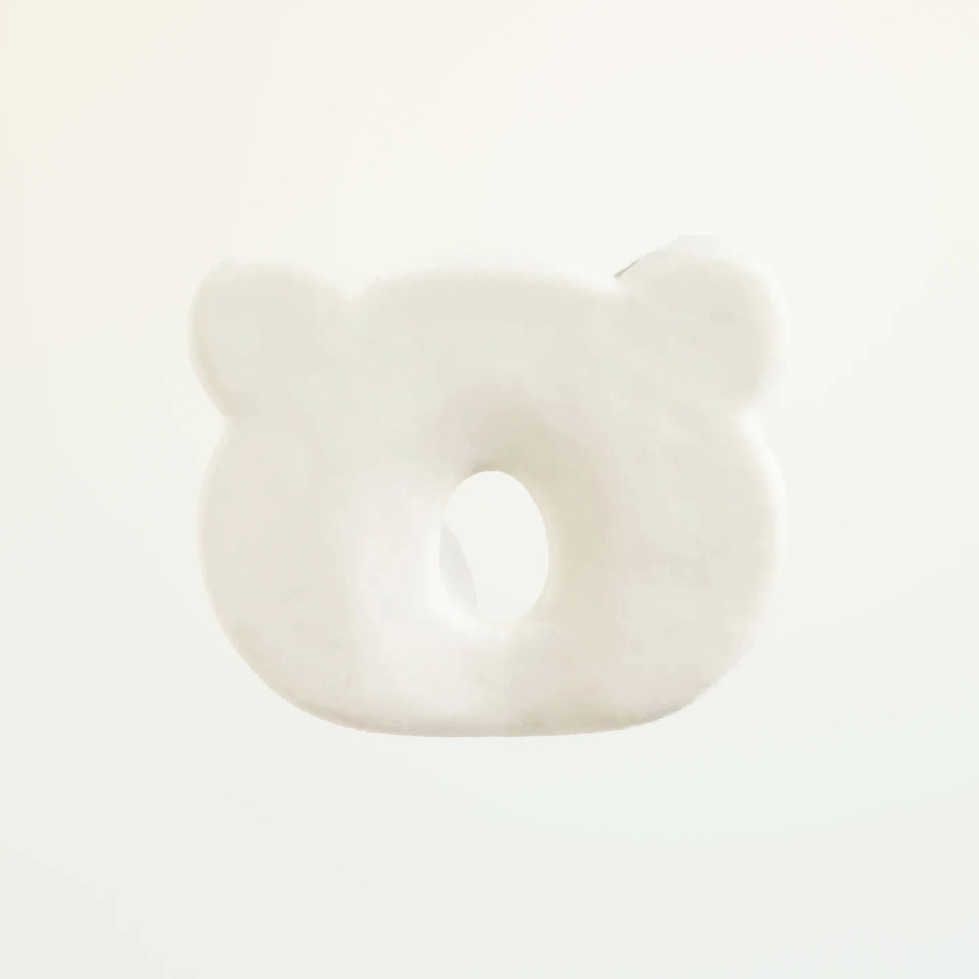 Poduszka dla dziecka Baby Bear, biały rdzeń z pianki VISCO w kształcie misia z niecką na środku, 24 × 21 × 3 cm