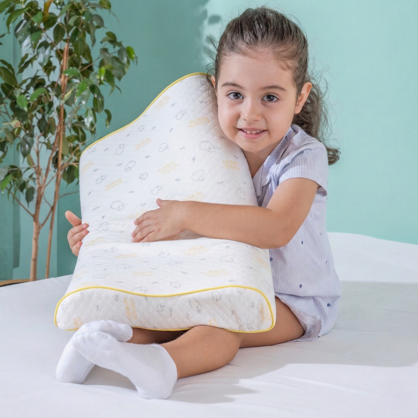 Dziecko śpiące na profilowanej poduszce dla dziecka KIDS