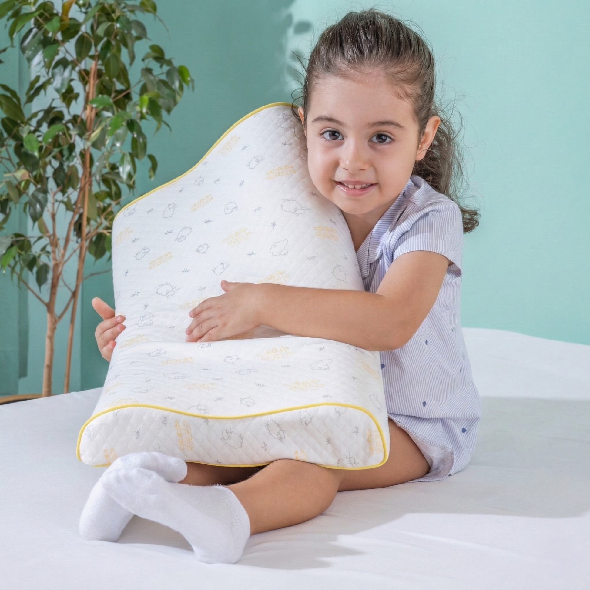 Dziecko śpiące na profilowanej poduszce dla dziecka KIDS